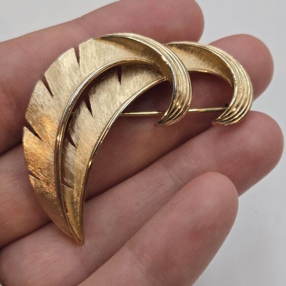 Vintage Signed TRIFARI CROWN Goldtone Textured Leaf Feather Shape Pin Brooch - Picture 1 of 5